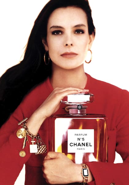 A lo largo de las décadas, el perfume fue representado por algunas de
las mejores actrices de su tiempo, incluidas Ali MacGraw, Lauren Hutton,
Catherine Deneuve, Carole Bouquet (suegra de Charlotte Casiraghi) y Nicole
Kidman. Una a una, posaron para fotógrafos célebres como Richard Avedon,
Patrick Demarchelier y Dominique Issermann, y filmaron bajo la dirección de
directores de renombre como Helmut Newton, Ridley Scott y Baz Luhrmann.