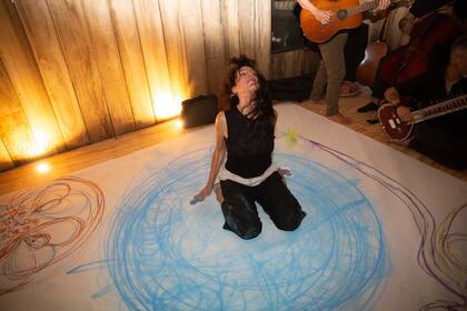 A lo largo de los años, con su grupo, empezó a hacer experiencias en el mar, en el bosque, en la naturaleza, siempre de la mano del mandala. "El mandala ya empieza a suceder cuando se genera una red no solo de personas sino de un compromiso con sentido amoroso y contagioso", dice.