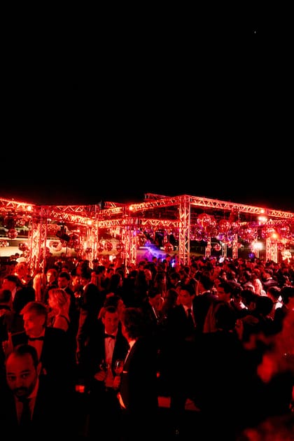 A lo largo de los años, el Prix Baron B – Édition Solidarité ha consolidado su lugar como uno de los eventos más esperados de la agenda social porteña, uniendo la elegancia, el compromiso y la solidaridad