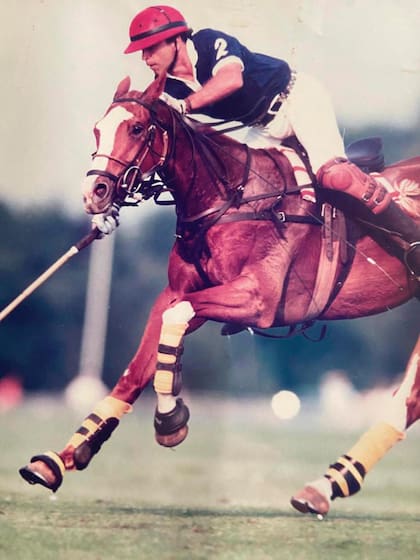 A lo largo de su carrera,
Clemente jugó para diferentes
equipos, como La Cañada o
La Elina, participó del Abierto
Argentino de Polo, ganó la
Cámara de Diputados tres
veces y llegó a tener ocho goles
de handicap. En la foto se lo ve
años atrás en Inglaterra, donde
vistió la camiseta argentina
contra el seleccionado inglés
y ganó la Copa Cartier. Desde
hace quince años es manager
y coach de La Alegría, el team
que llevó a una recordada final
del Abierto, en 2013, contra
La Dolfina.