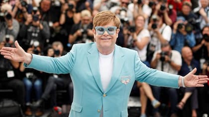 A lo largo de su carrera, el cante británico Elton John ha editado más de treinta álbumes