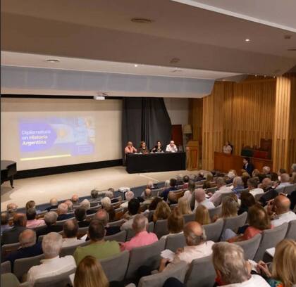 A lo largo del año, en el CUDES se suman visitas culturales, clases con especialistas y materiales complementarios que enriquecen la experiencia.