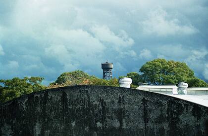 A lo lejos. Un tanque de agua en el horizonte de Facu Reyes