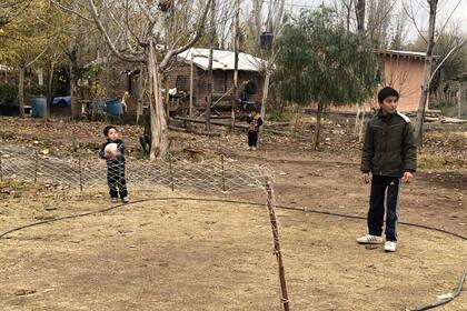 A lo que más le gusta jugar a Bruno es al futbol tenis con sus hermanos, amigos y su mamá