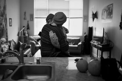 A los 10 años, C se unió a Mini Nation, una comunidad virtual en la que esperaba encontrar amistades, pero en su lugar se enfrentó al acoso de los hombres