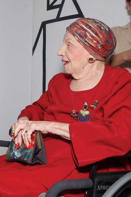 A los 100 años, un mes antes de morir, fue retratada durante un evento
organizado por el CFDA en Nueva York. Con turbante y un espectacular broche de un moro veneciano.