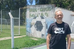 Fue vendedor ambulante, jugó al fútbol en Europa y fundó un club para sacar de la calle a cientos de chicos