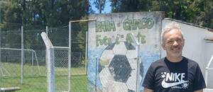 Fue vendedor ambulante, jugó al fútbol en Europa y fundó un club para sacar de la calle a cientos de chicos