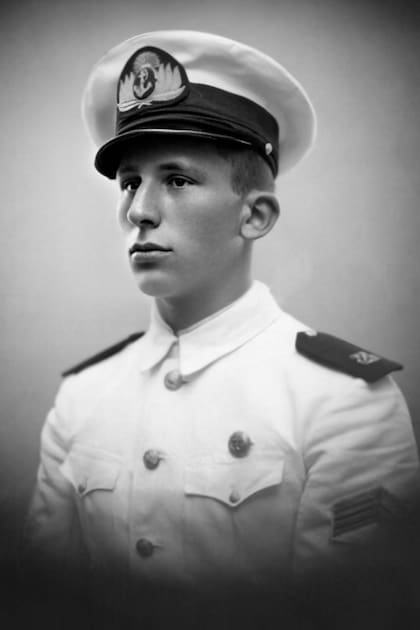 A los 13 años, Enrique Shaw entró como cadete en la Escuela Naval de Río Santiago