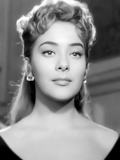 A los 17 años, cuando ya contaba con una extensa trayectoria en la radio y el teatro, Silvia Pinal debutó en la pantalla grande