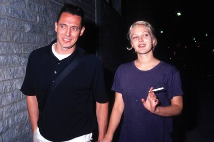 A los 19 años, con su marido Jeremy Thomas en la
première del film Bad Girls, en abril de 1994, de quien
se separó a los 19 días de haberse casado.