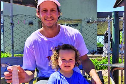 A los 2 años, Theo aprende a jugar tenis guiado por su papá.