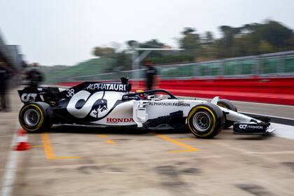 Tsunoda conduce el auto de Formula 1 de la Scuderia AlphaTauri durante una prueba en Abu Dhabi, el 15 de diciembre de 2020