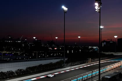 Tsunoda durante la prueba nocturna en el circuito Yas Marina de los Emiratos Árabes