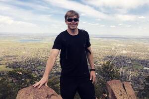 A los 21 años ganó la lotería de Powerball; en la actualidad es podcaster y youtuber