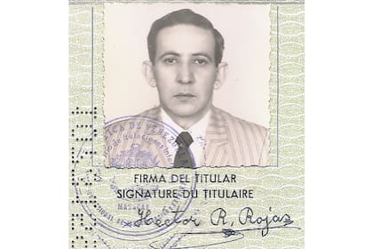 A los 22 años partió a París con una beca para realizar estudios en la Sorbonne Université y en el Instituto Militar Politécnico de París