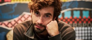 Es hijo de una famosa y excéntrica modelo y aprendió a aceptar sus locuras mientras busca su camino como actor