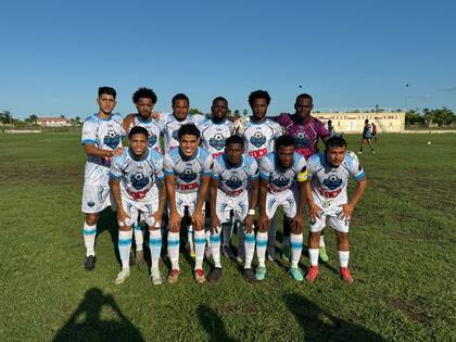 A los 34 años, el cordobés Aguirres (arriba a la izquierda) suma 3 goles en 7 partidos en los últimos tiempos en Port Layola; antes de desempeñarse en Belice tuvo un paso por Rosario Central, de Potosí (Bolivia).