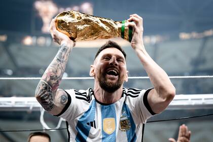 A los 35 años, Messi toca el cielo con las manos y alza el trofeo del Mundial Qatar 2022, el que buscó desde siempre
