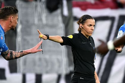 A los 35, Stéphanie Frappart dirigirá un partido histórico, con otras dos mujeres en la terna arbitral