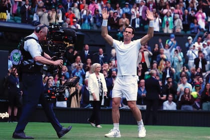 A los 37 años, Andy Murray se despidió del tenis y saludó al público con los brazos en alto.