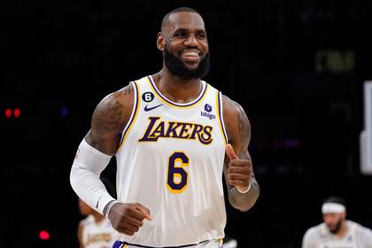 A los 38 años, LeBron James afronta unos nuevos playoffs de la NBA como superestrella; Los Angeles Lakers ganó como visitante el primer partido de la serie contra Memphis Grizzlies.