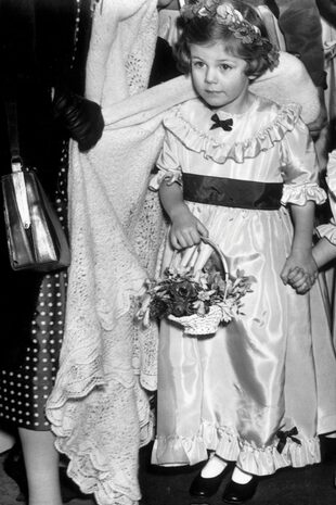 A los 4 años, en la boda de Jeremy Cubitt y Diana du Cane en la iglesia de San Marcos, celebrada en Londres el 17 de enero de 1952.