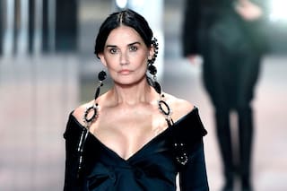A los 58, Demi Moore se subió a la pasarela y generó una inesperada polémica