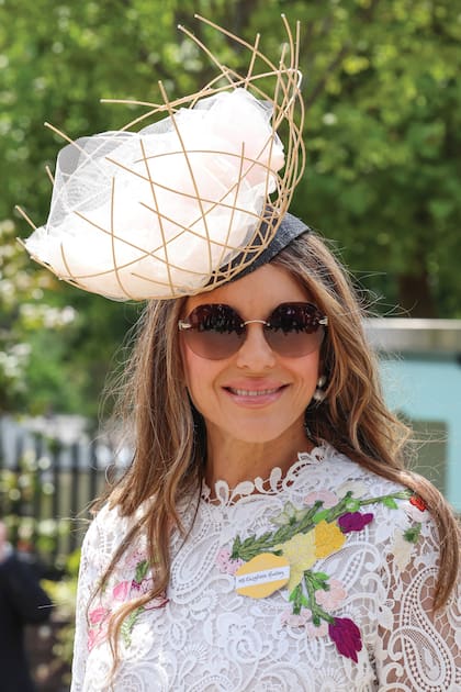 A los 59, Elizabeth Hurley volvió a apostar por el amor y se la ve feliz