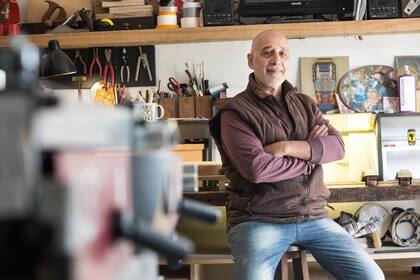 A los 62 años, Gustavo redescubre a diario su pasión por la carpintería