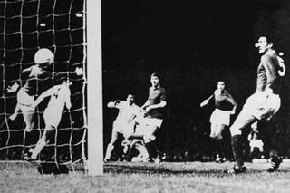 El día en que la Bruja Verón marcó en Old Trafford el gol más importante de la historia de Estudiantes