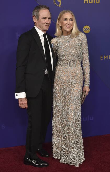 A los 70 años, Catherine O´Hara deslumbró en los premios Emmy. La actriz fue una de las más admiradas gracias a una muy acertada elección: llevó un vestido color nude con bordados florales plateados que la hicieron brillar aún más. Junto a ella, orgulloso, Bo Welch
