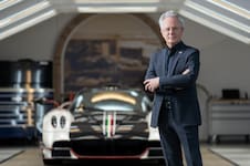 A los 27 años, el santafesino llegó a Italia con una carpa, dos bicicletas y un sueño; a los 70, fabrica autos de lujo a medida