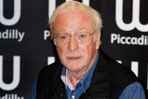 Michael Caine “se achica” y subasta todos sus recuerdos: desde sus anteojos a su reloj y sus cuadros de Chagall