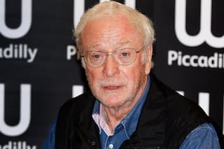 Michael Caine “se achica” y subasta todos sus recuerdos: desde sus anteojos a su reloj y sus cuadros de Chagall