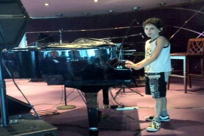 A los 9 años sorprendió tocando el piano en un crucero