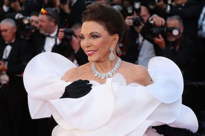 A los 92 años, la actriz británica posó para las cámaras y llevó mucho del glamour Old Hollywood a la red carpet