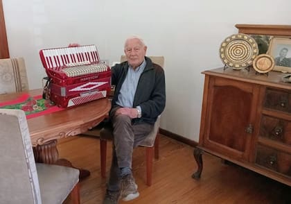 A los 92 sigue firme tocando melodías con su gran compañero y refugio después de la muerte de su esposa