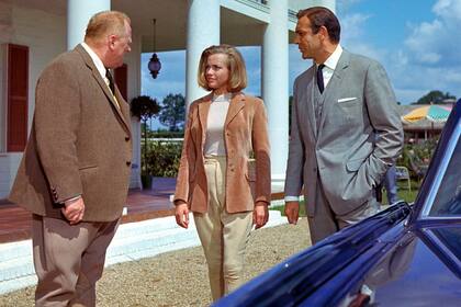 Honor Blackman como Pussy Galore, en 007: Goldfinger