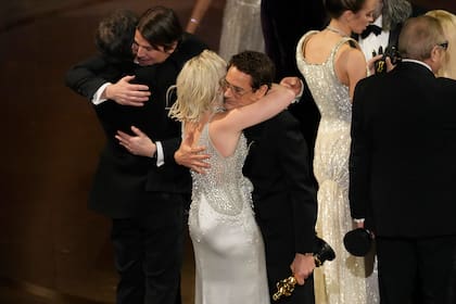 A los abrazos: Cillian Murphy con Josh Hartnett y Florence Pugh con Robert Downey Jr, muy felices tras el premio máximo a Oppenheimer, la gran ganadora de la noche