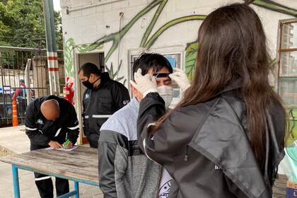 A los asistentes a la firma de escrituras se les tomó la temperatura