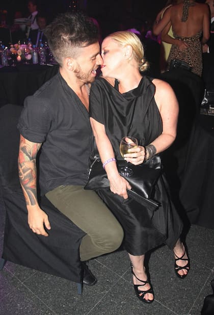 A los besos, Fede Bal y Divina Gloria