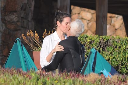 A los besos, se muestran tan enamorados como el primer día.