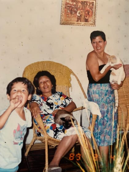 A los cinco años, con su mamá y su abuela.