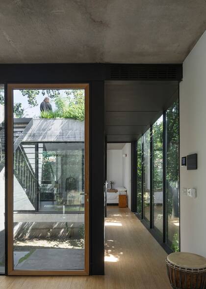 A los costados de los tabiques (la casa tiene tres en total) se arman pasillos de un metro que conectan el espacio posterior con el anterior.