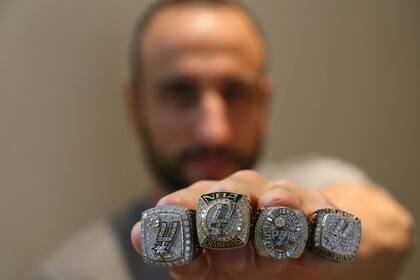 A los cuatro anillos de campeón de la NBA, Manu Ginóbili agregará una distinción aun más especial: ser parte del Salón de la Fama, junto a los monstruos de la historia de la mejor liga del mundo.