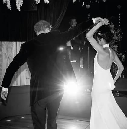 "A los cuatro meses de conocernos yo le propuse matrimonio el fin de semana del 4 de julio. Cuatro meses después, dijo que sí. Ahora, casados desde hace mucho tiempo, seguimos bailando “parecido”, relata Michelle Mood