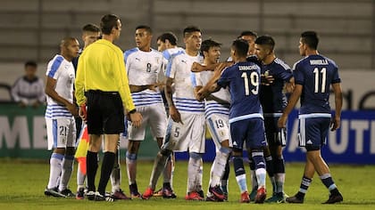 A los manotazos: argentinos y uruguayos protagonizaron un par de cruces intensos en Ibarra