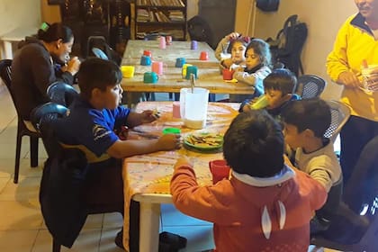A los merenderos Panza Llena y Corazón Contento de Resistencia, Chaco, asisten más de 160 niños