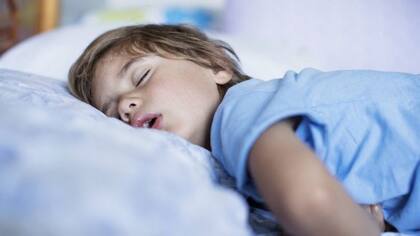 A los niños se los alienta a irse a la cama a un mismo horario